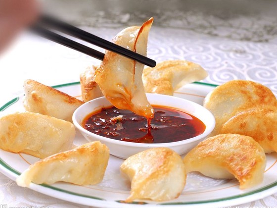 速凍水餃銷售商勾大姐食品教你煎餃怎么做好吃？煎餃和鍋貼有區(qū)別嗎？